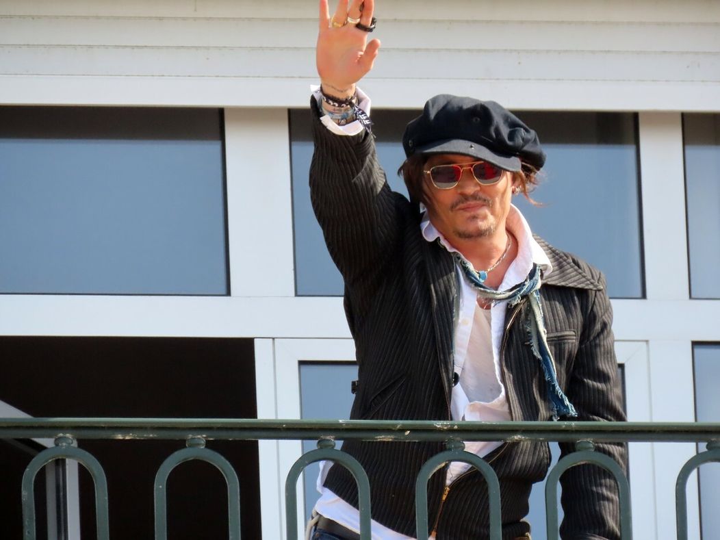 Johnny Depp s páskou KVIFF na ruke na DAFF