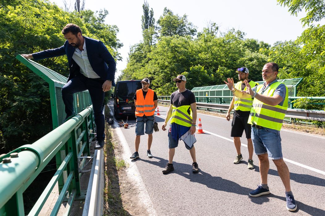 Nakrúcanie scény v seriáli Zrada, keď chcel Jakub (Milan Ondrík) skočiť z mosta, sprevádzali prísne bezpečnostné opatrenia.