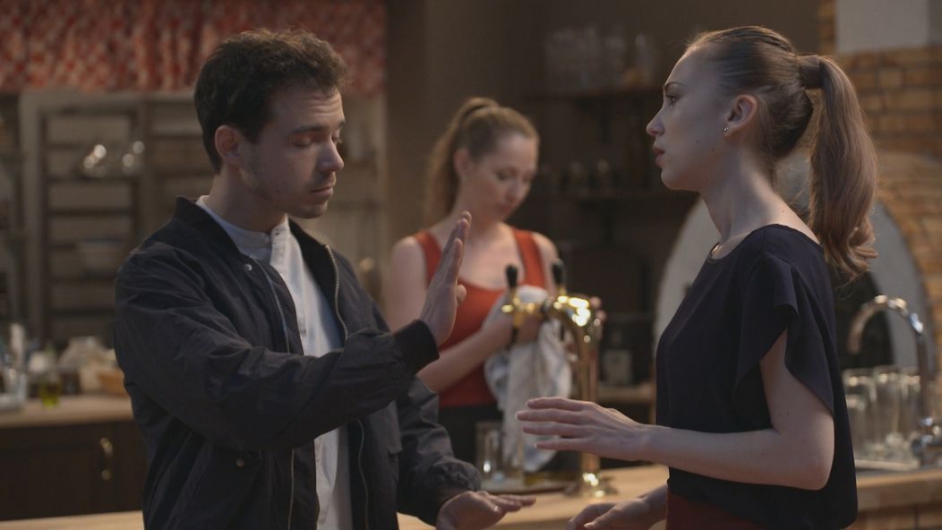 Edo dokazuje, že je vtipný.