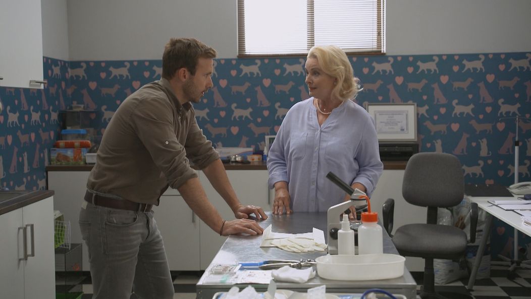 Tomáš začne naznačovať neveru.