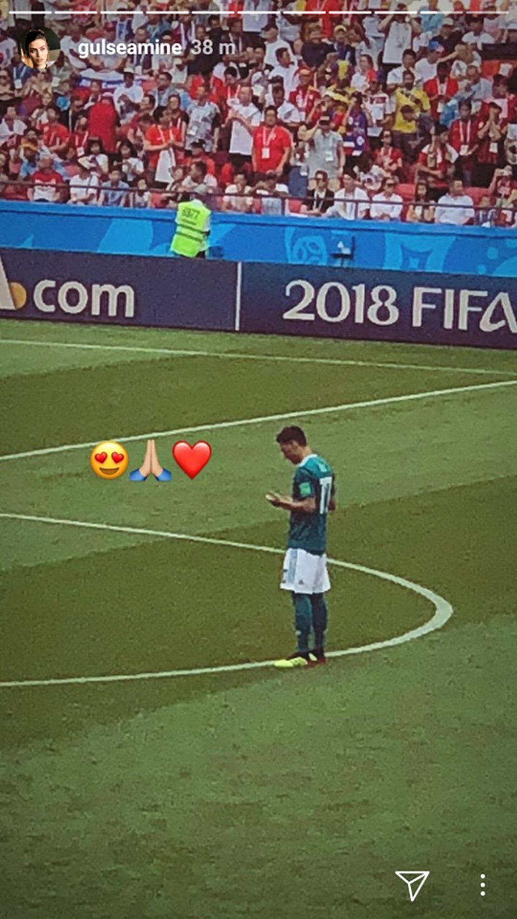 Amine Gülşe počas MS vo futbale v Rusku fandí snúbencovi Mesutovi