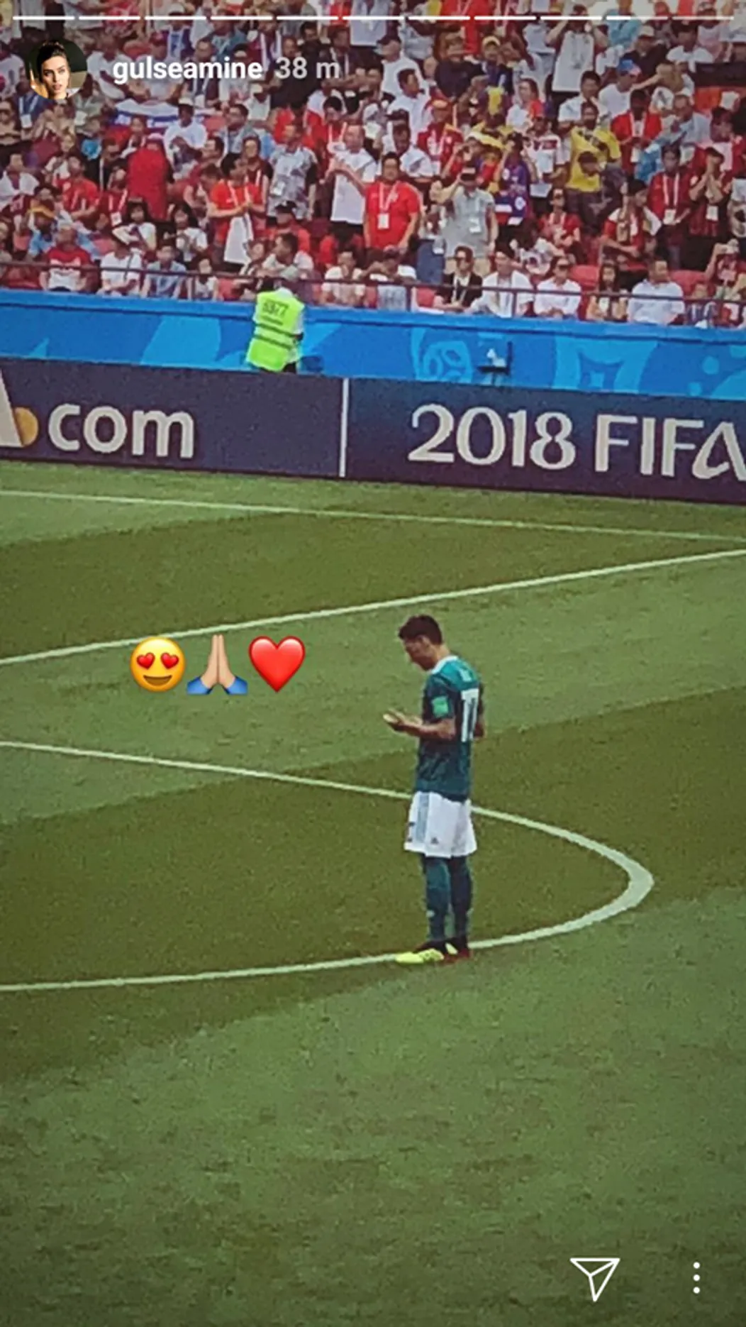 Amine Gülşe počas MS vo futbale v Rusku fandí snúbencovi Mesutovi