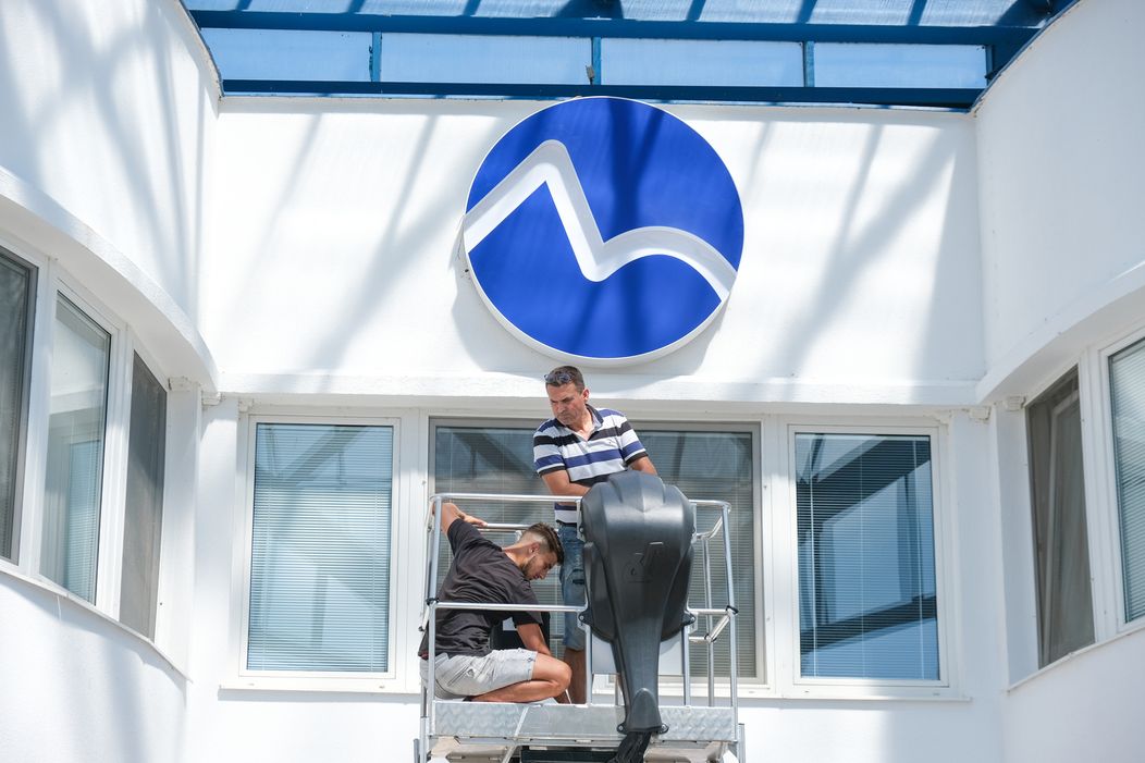 Výmena loga na budove televízia Markíza