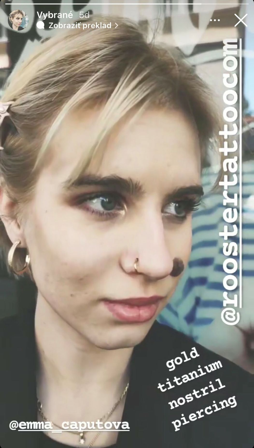 Emma Čaputová s pírsingom 