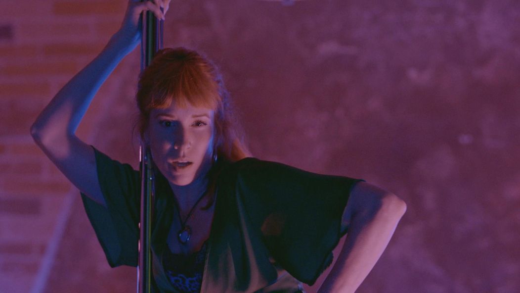 Nikol išla na utajenú misiu do striptízového baru.