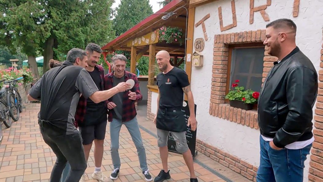 Na nože - Návrat do penziónu Turista