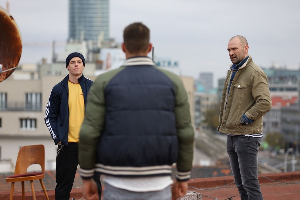 Na streche sa strhne bitka medzi Adamom a Charliem.