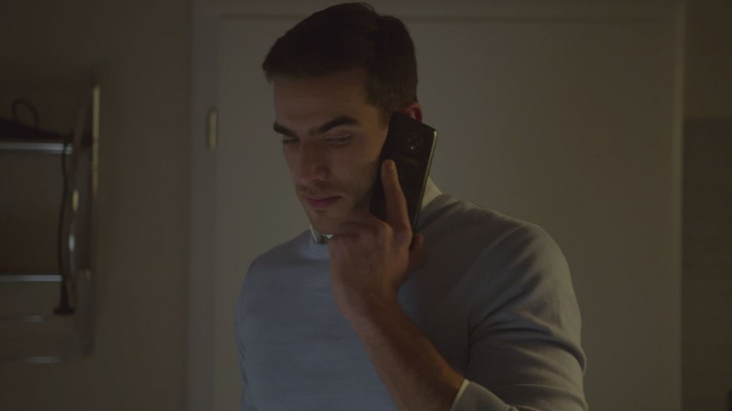 Martin (Adam Baryd) telefonuje s Luciou
