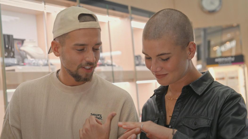 Kristian vyberá so Žanet snubný prsteň pre priateľku.