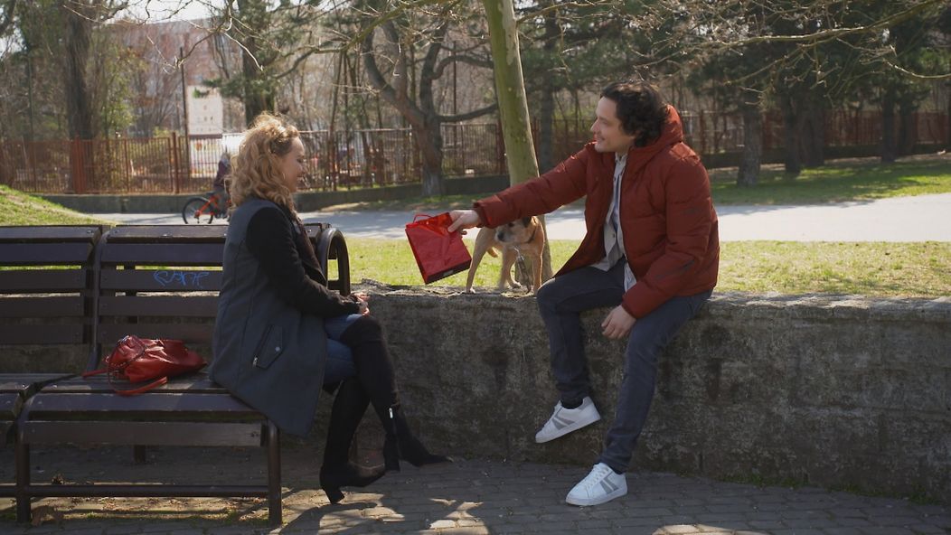 Nápadník donesie darček.