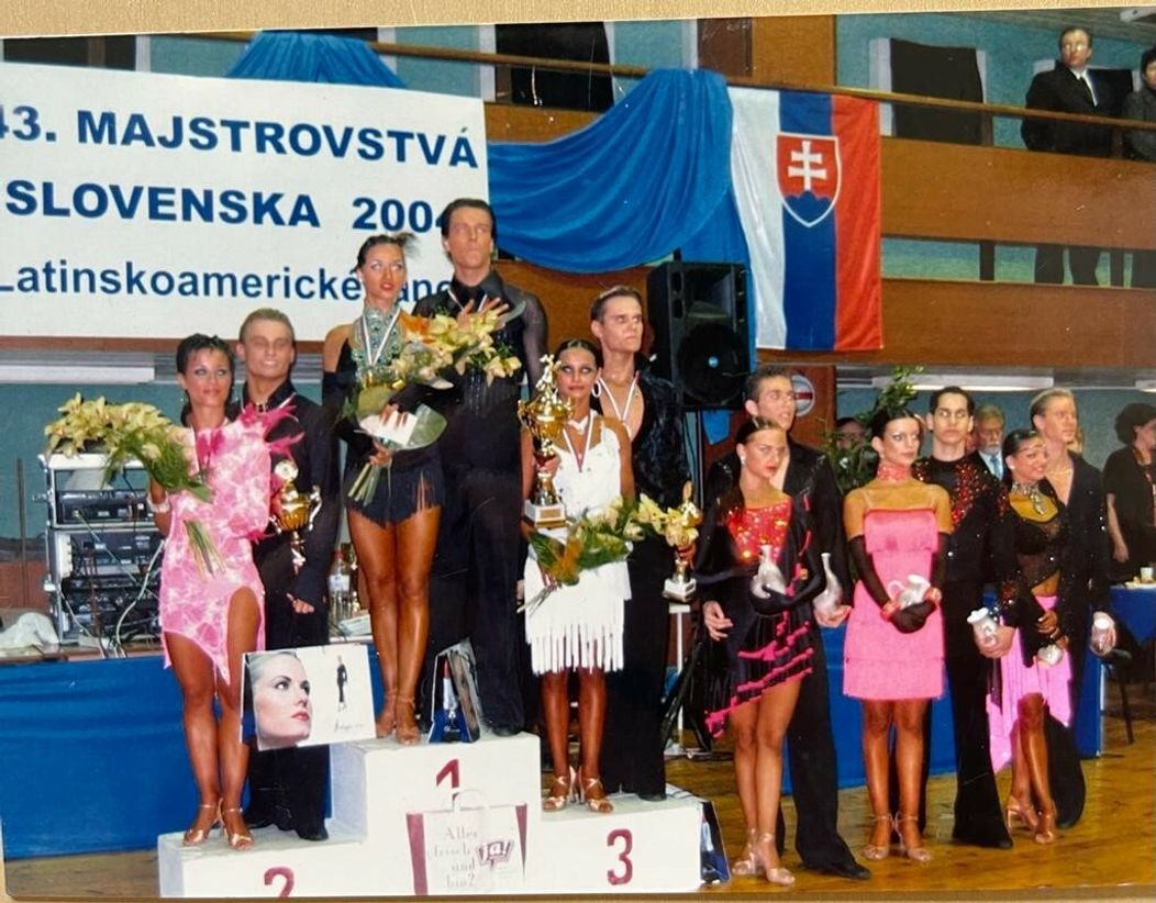 Vanda s Matejom Chrenom na stupni víťazov, rok 2004.