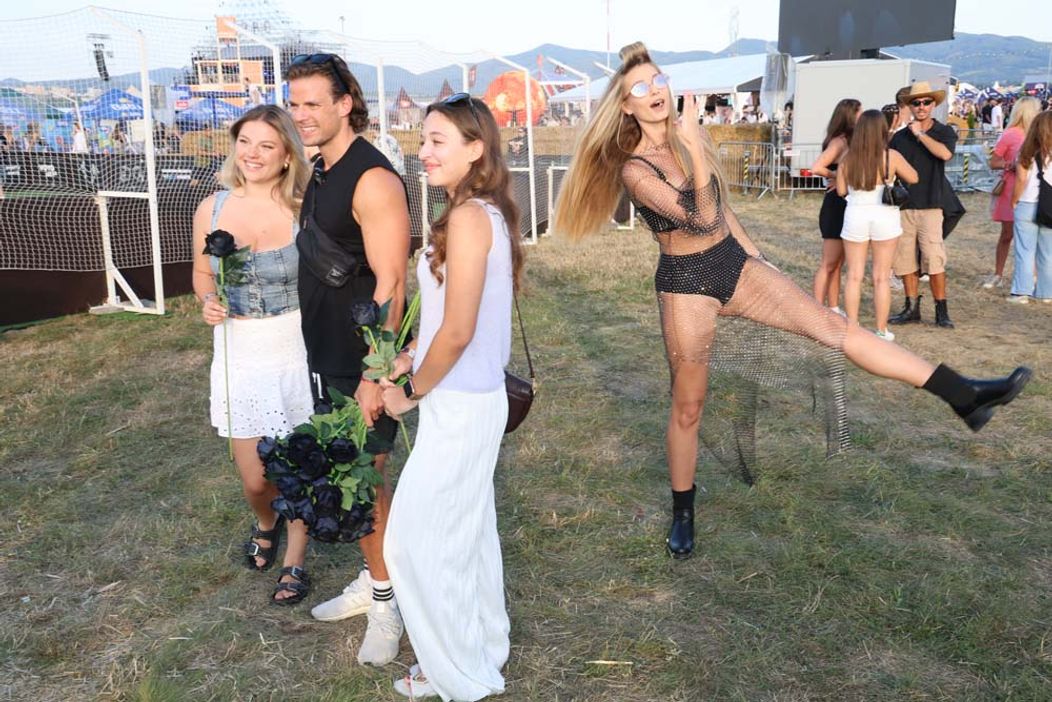 Radko na festivale Grape rozdával ruže a vymenil si bozky s Marcelou