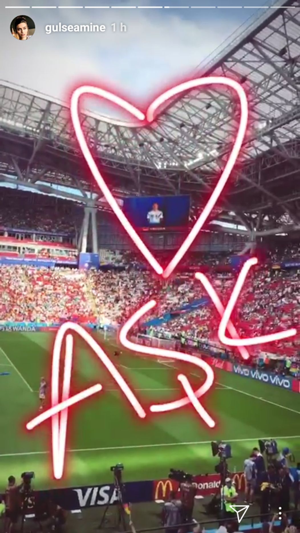 Amine Gülşe počas MS vo futbale v Rusku fandí snúbencovi Mesutovi