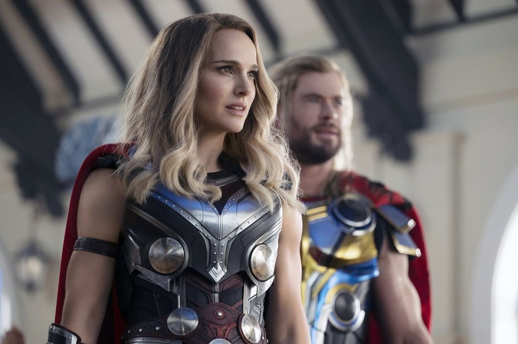Natalie Portman a Chris Hemsworth v najnovšom filme Thor: Láska a hrom.