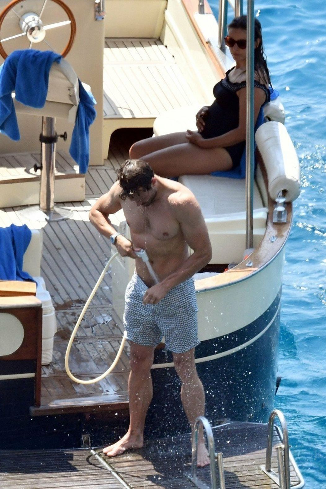 Jamie Dornan na lodi smanželkou Ameliou Warner. 