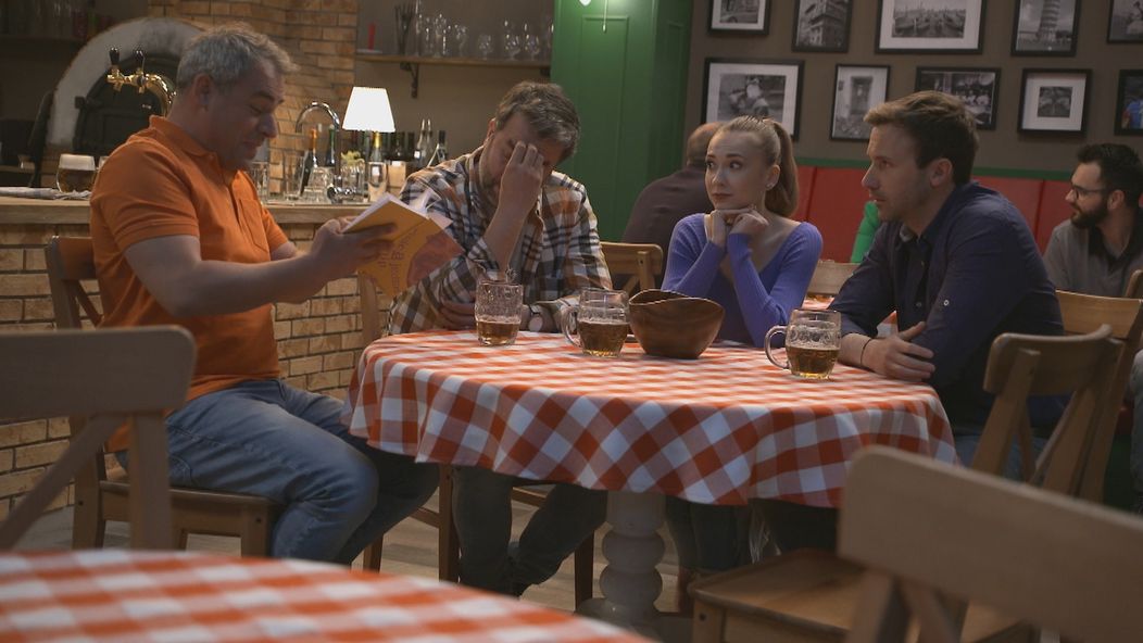 Vlado dostane záchvat smiechu.