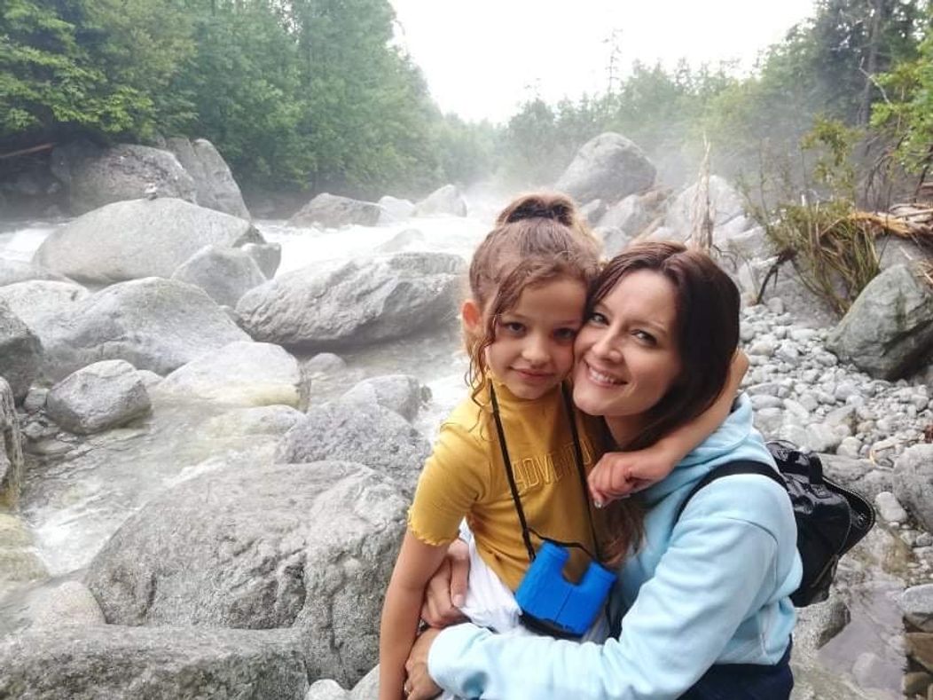 Izabelka Gavorníková s mamou.