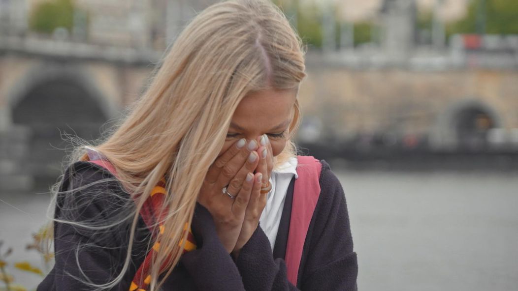 Kristianova priateľka si zakrýva tvár od prekvapenia po tom, ako ju Kristian požiadal o ruku.