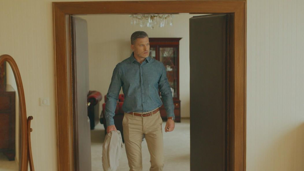 Andrej (Ján Koleník) si konečne potvrdí, že jeho spomienka na tmavovlasú ženu bola skutočná. Adelu (Lívia Bielovič) s ňou podviedol.