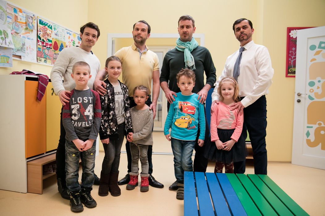 Dávid Hartl, Juraj Kemka, Števo Martinovič a Roman Pomajbo ako Oteckovia v Kredenci