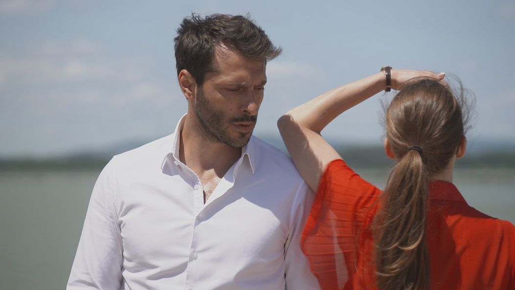 Alex sa ju snaží upokojiť.