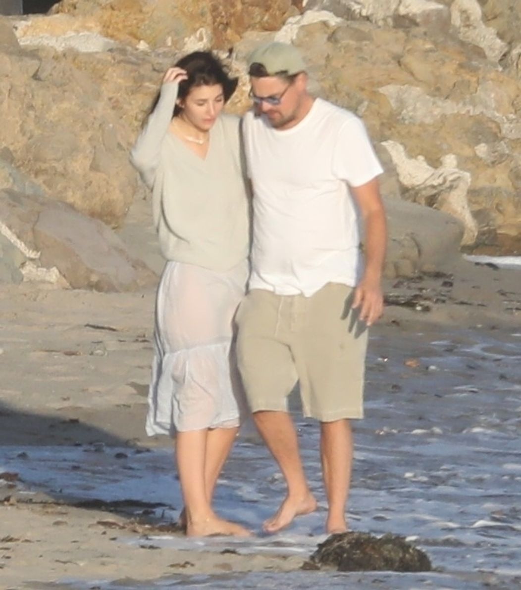 Leo a Camila na pláži v Malibu
