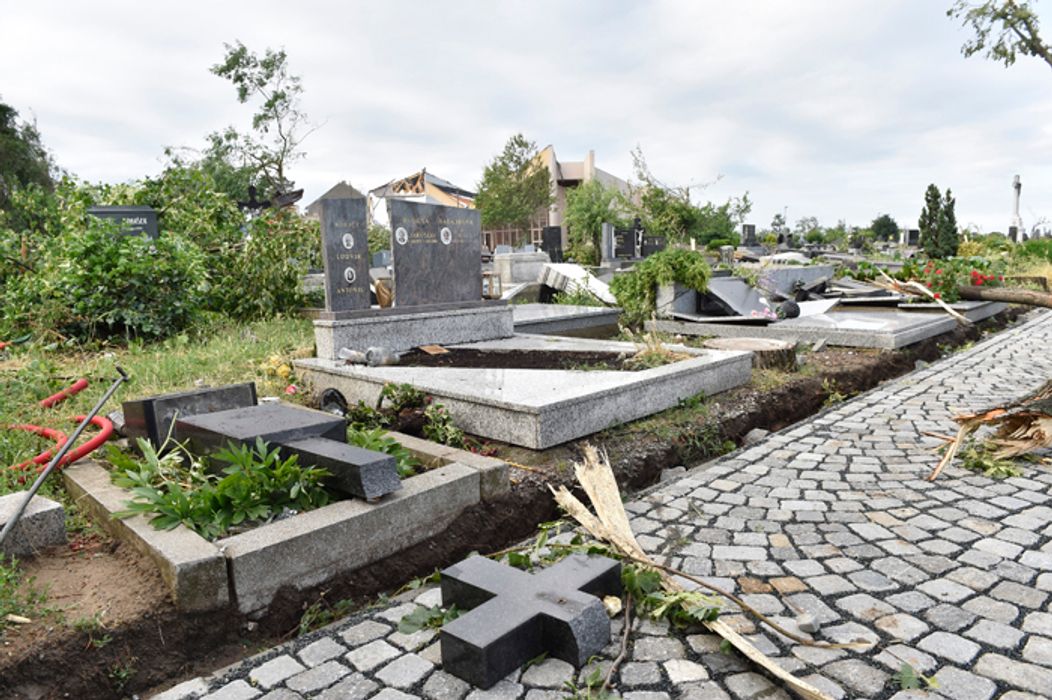 Zničené náhrobky na cintoríne v obci Moravská Nová Ves, okres Hodonín.