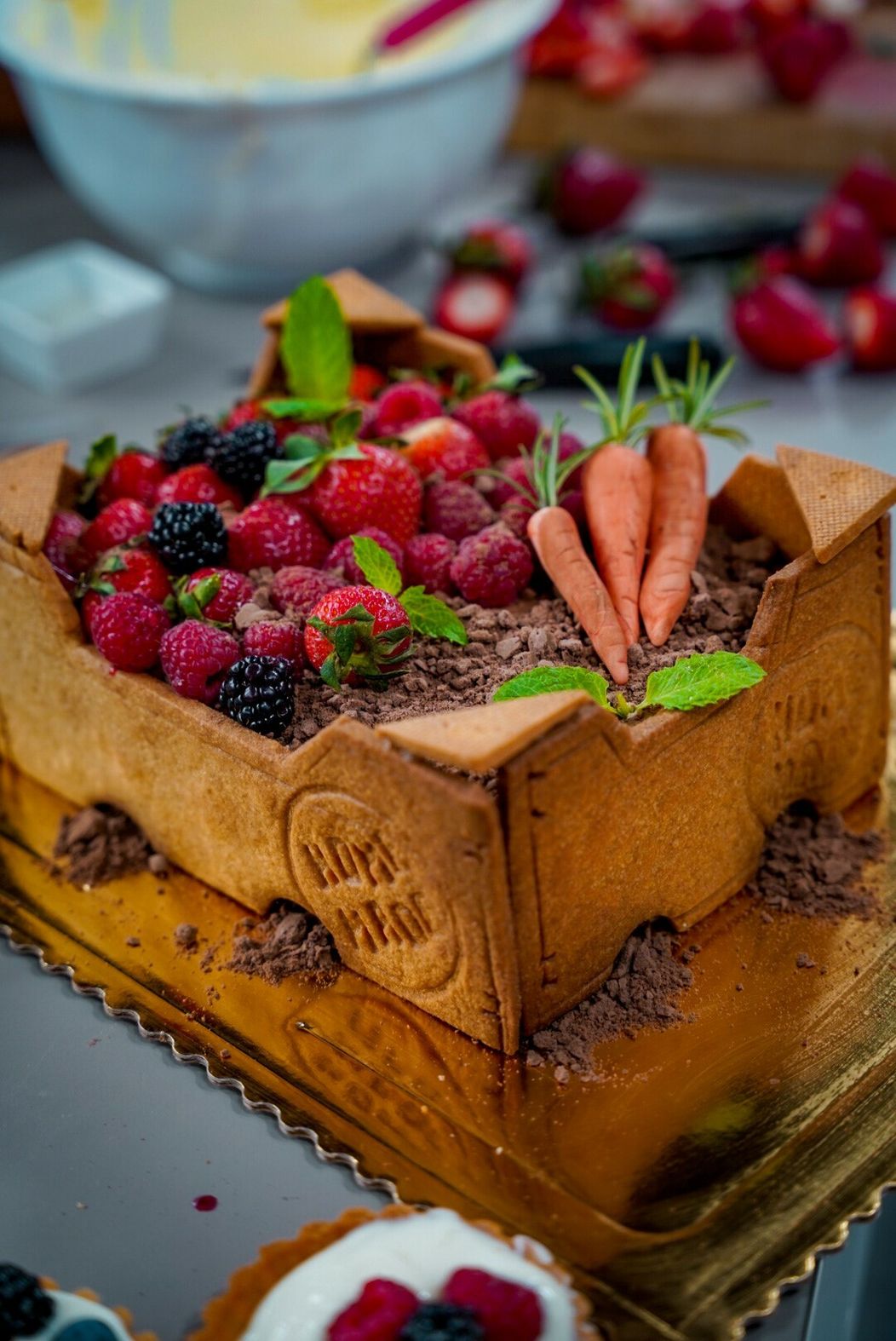 Jarná tortička s jahodami a rebarborou