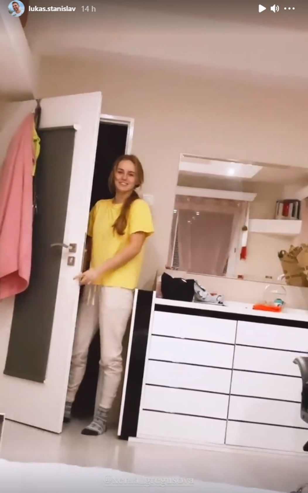 Dáš si niečo jesť, láska?