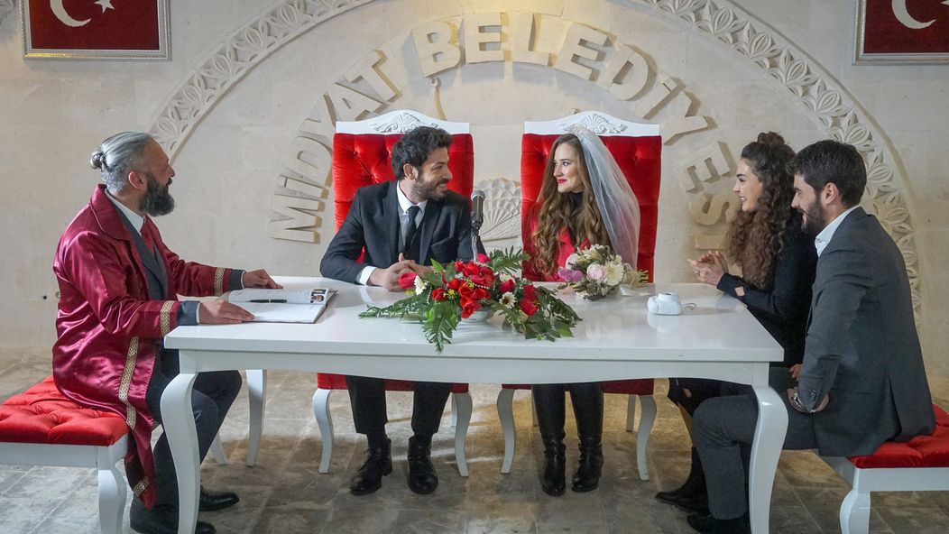 Ahmet Tansu Taşanlar a Oya Unustası - svadba v seriáli