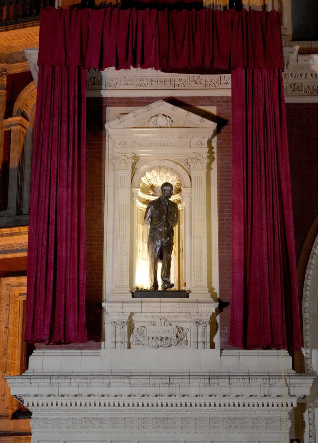 Britský kráľ Karol III. odhalil sochy svojich rodičov - zosnulej kráľovnej Alžbety II. a zosnulého princa Philipa - na vstupnom priečelí londýnskej Royal Albert Hall