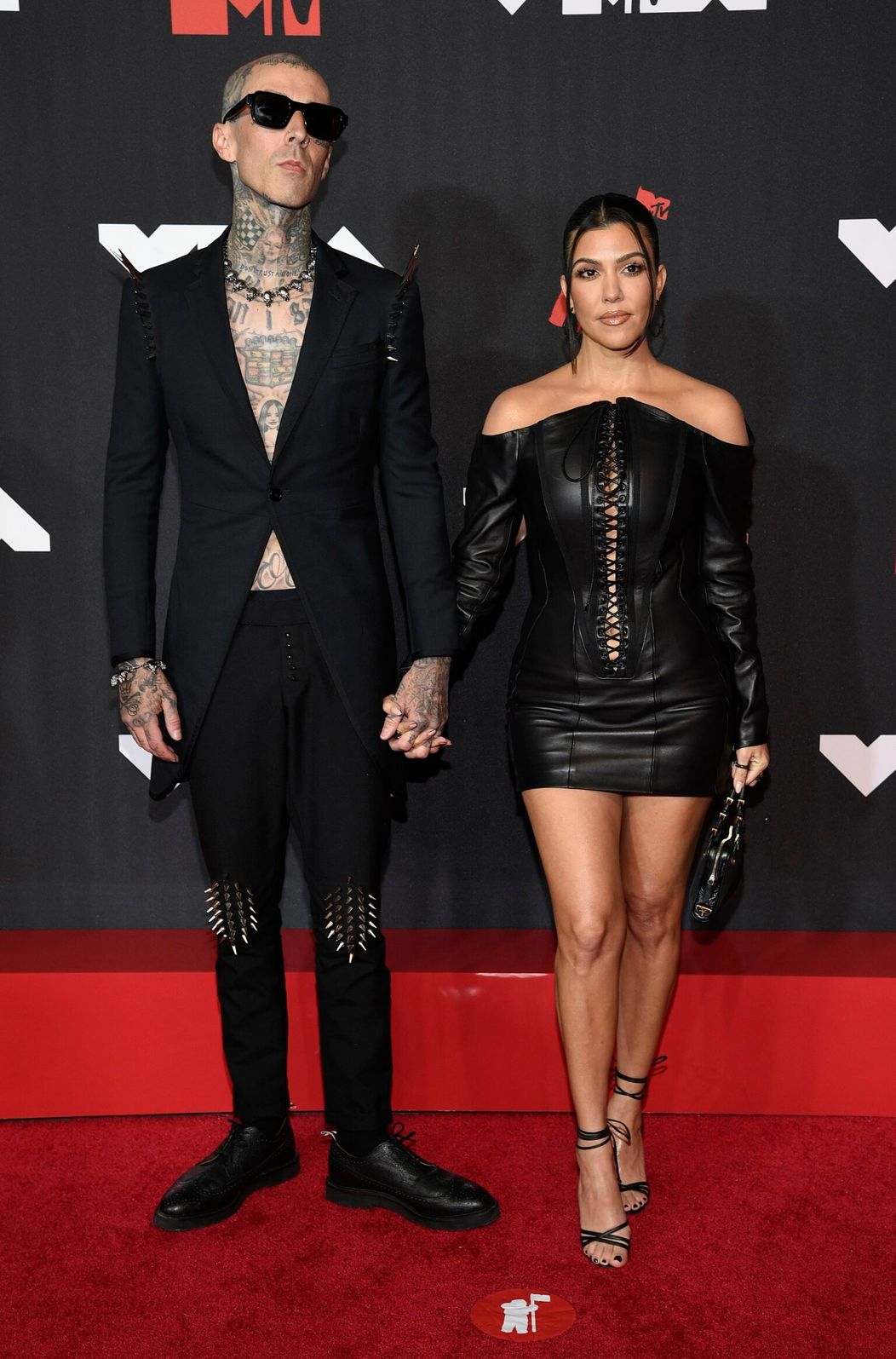 Travis Baker (vľavo) a Kourtney Kardashian na MTV VMAs 2021