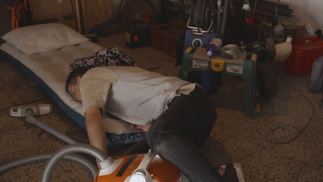 Rochodí Samo zásah rýľom?