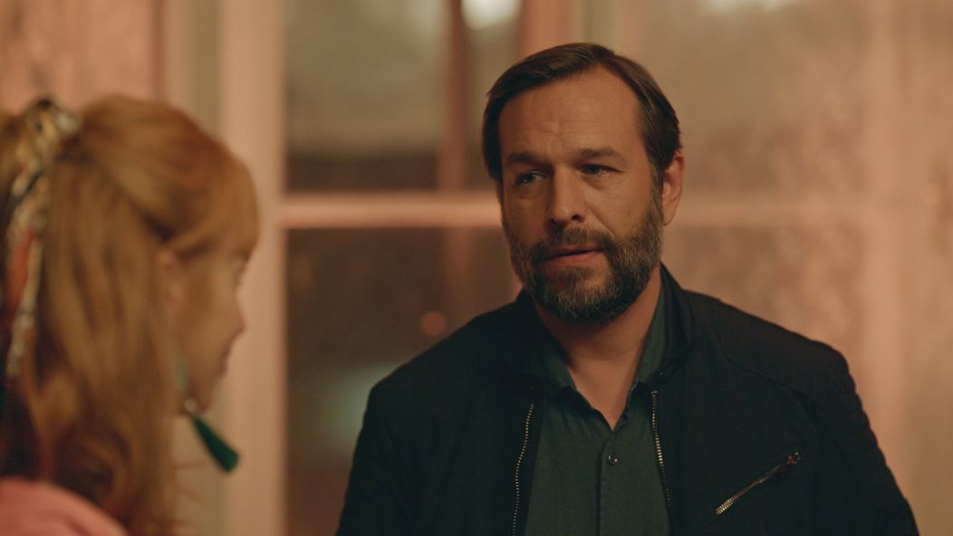 Adam (Kamil Mikulčík) sa postaral o to, aby mala Nikol (Táňa Pauhofová) prvú spomienku na nové bývanie peknú.