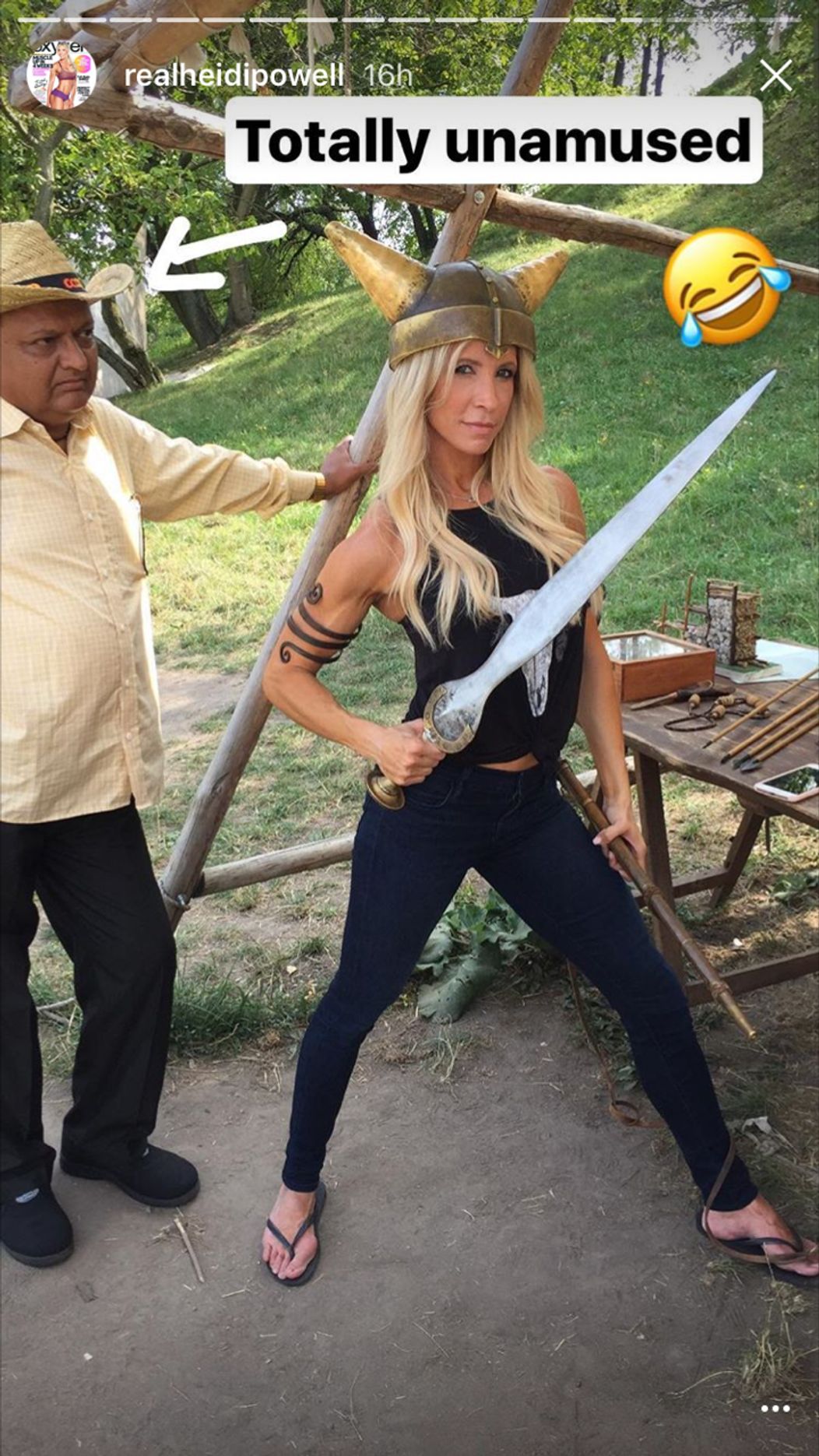 Heidi si dokáže vystreliť sama zo seba. Fotku zverejnila aj napriek "nepobavenému" výrazu pána vedľa nej