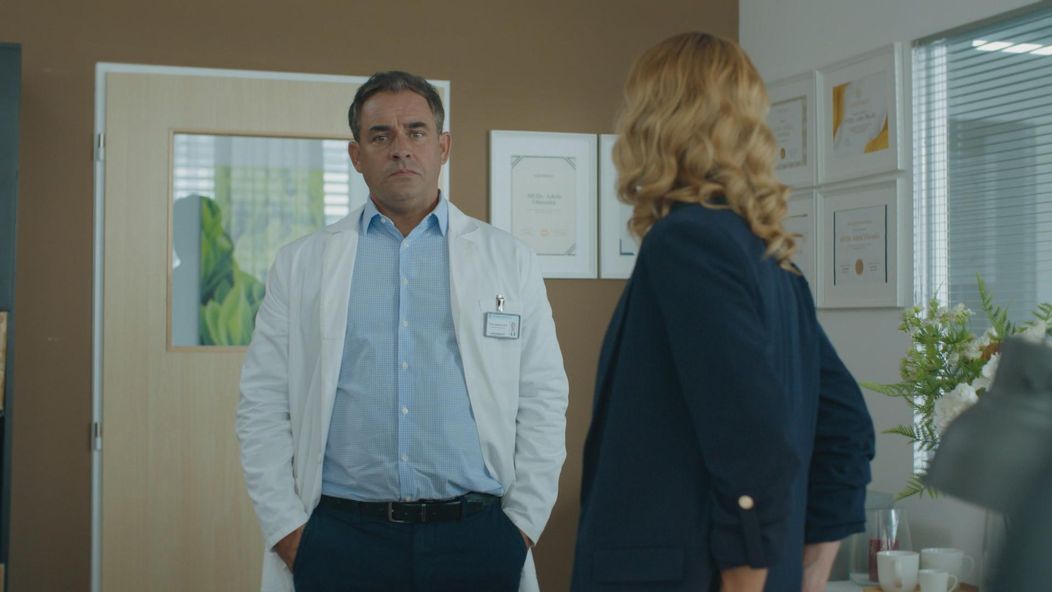 Adela (Lívia Bielovič) pred Adnrejom (Ján Koleník) tají bolestivú vec. Chce, aby pri ňom Richard (Filip Tůma) stál.