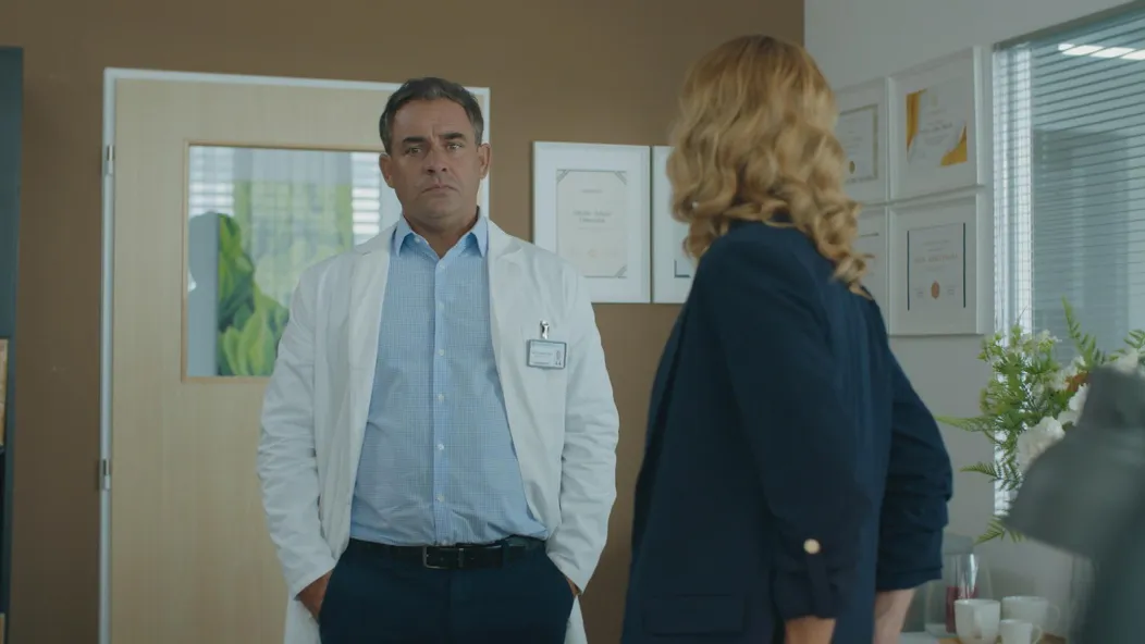 Adela (Lívia Bielovič) pred Adnrejom (Ján Koleník) tají bolestivú vec. Chce, aby pri ňom Richard (Filip Tůma) stál.