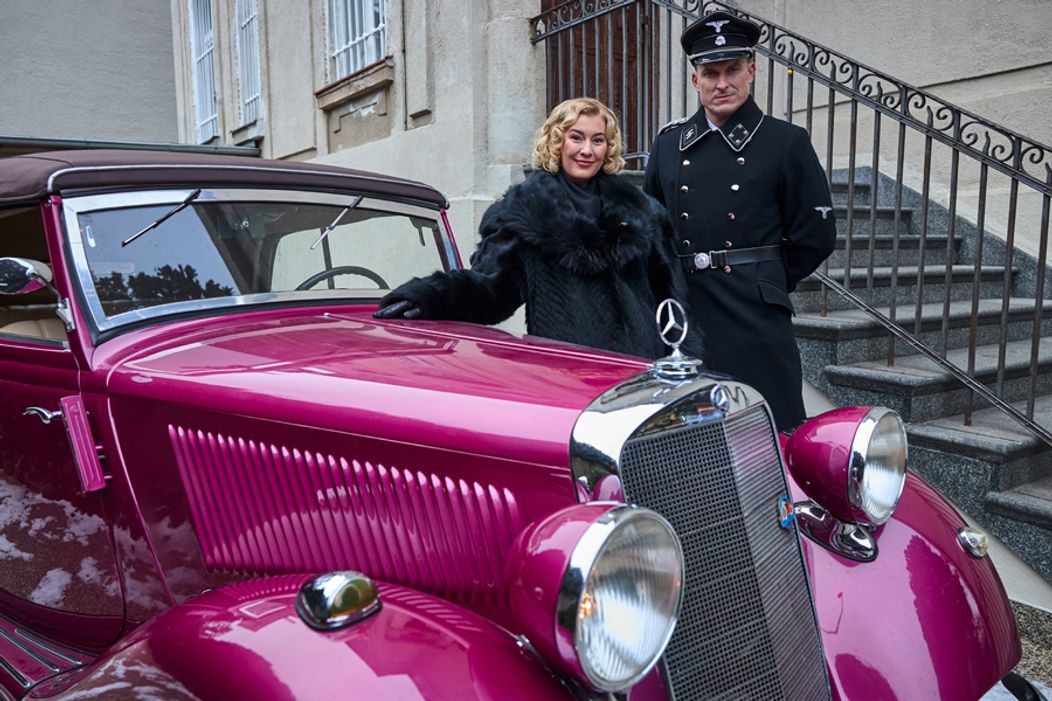 Helga dostala od Waltera ružový Mercedes.
