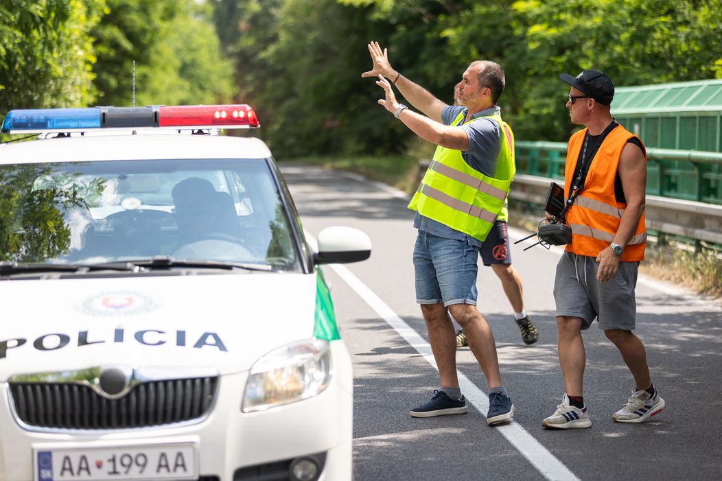 Nakrúcanie scény v seriáli Zrada, keď chcel Jakub (Milan Ondrík) skočiť z mosta, sprevádzali prísne bezpečnostné opatrenia.
