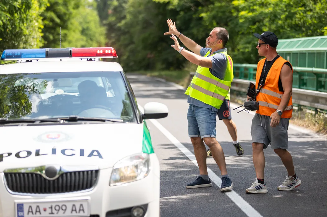 Nakrúcanie scény v seriáli Zrada, keď chcel Jakub (Milan Ondrík) skočiť z mosta, sprevádzali prísne bezpečnostné opatrenia.
