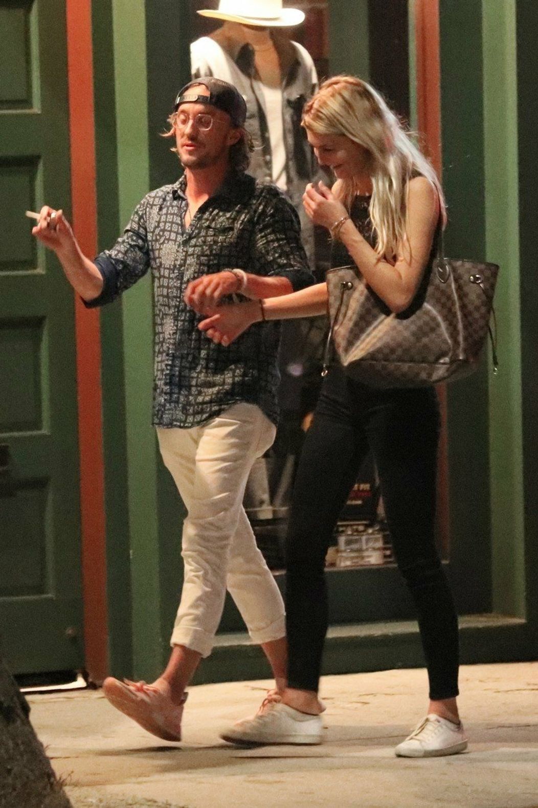 Tom Felton s neznámou blondínkou