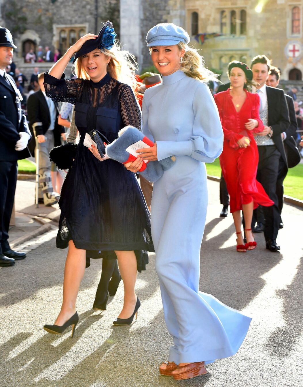 Chelsy Davy (vľavo) na kráľovskej svadbe. 