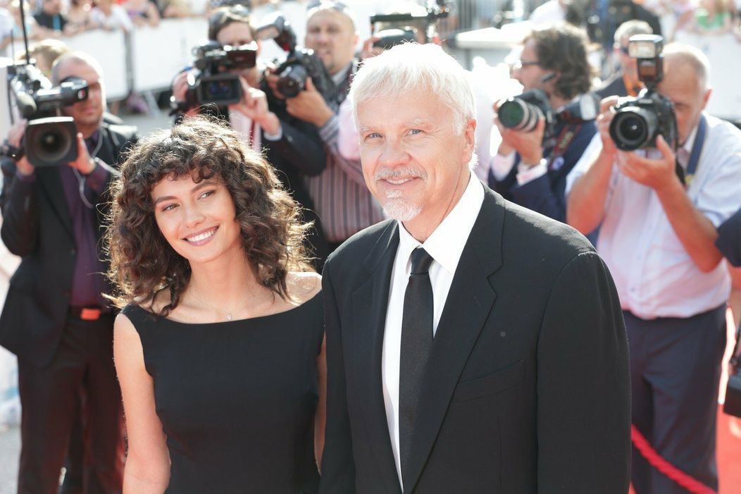 Tim Robbins a jeho partnerka Gratiela Brancusi
