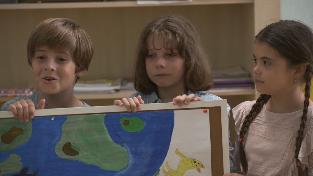 Alica dostane od detí krásny darček.