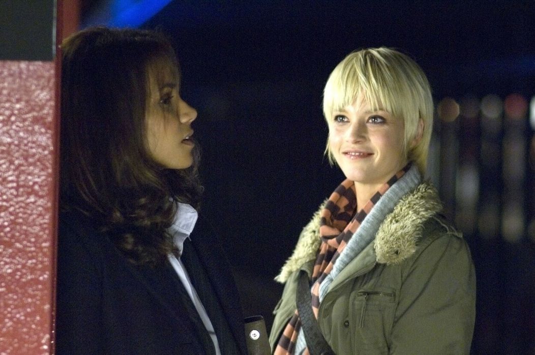 Nicki Aycox po boku Halle Berry vo filme Perfect Stranger