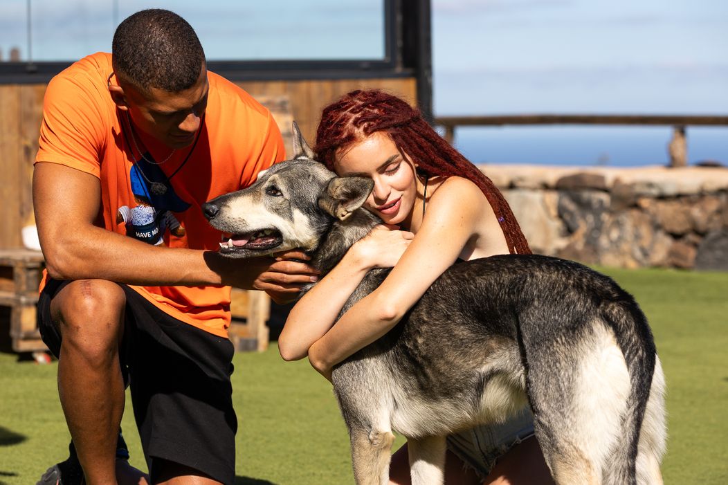 Rachel a Claude si z vily vyšli na rande.