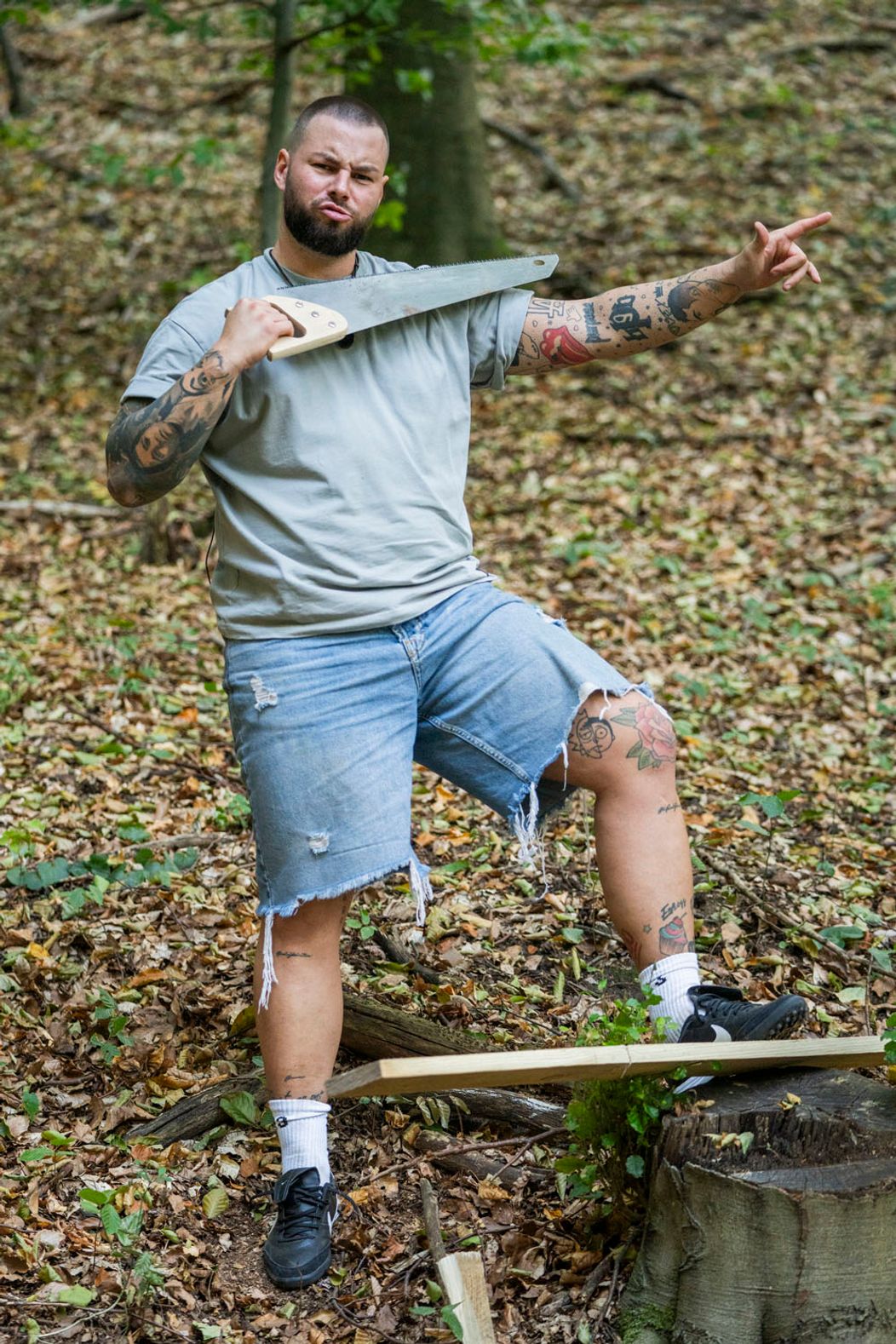 32. deň na Farme, príchod banditov