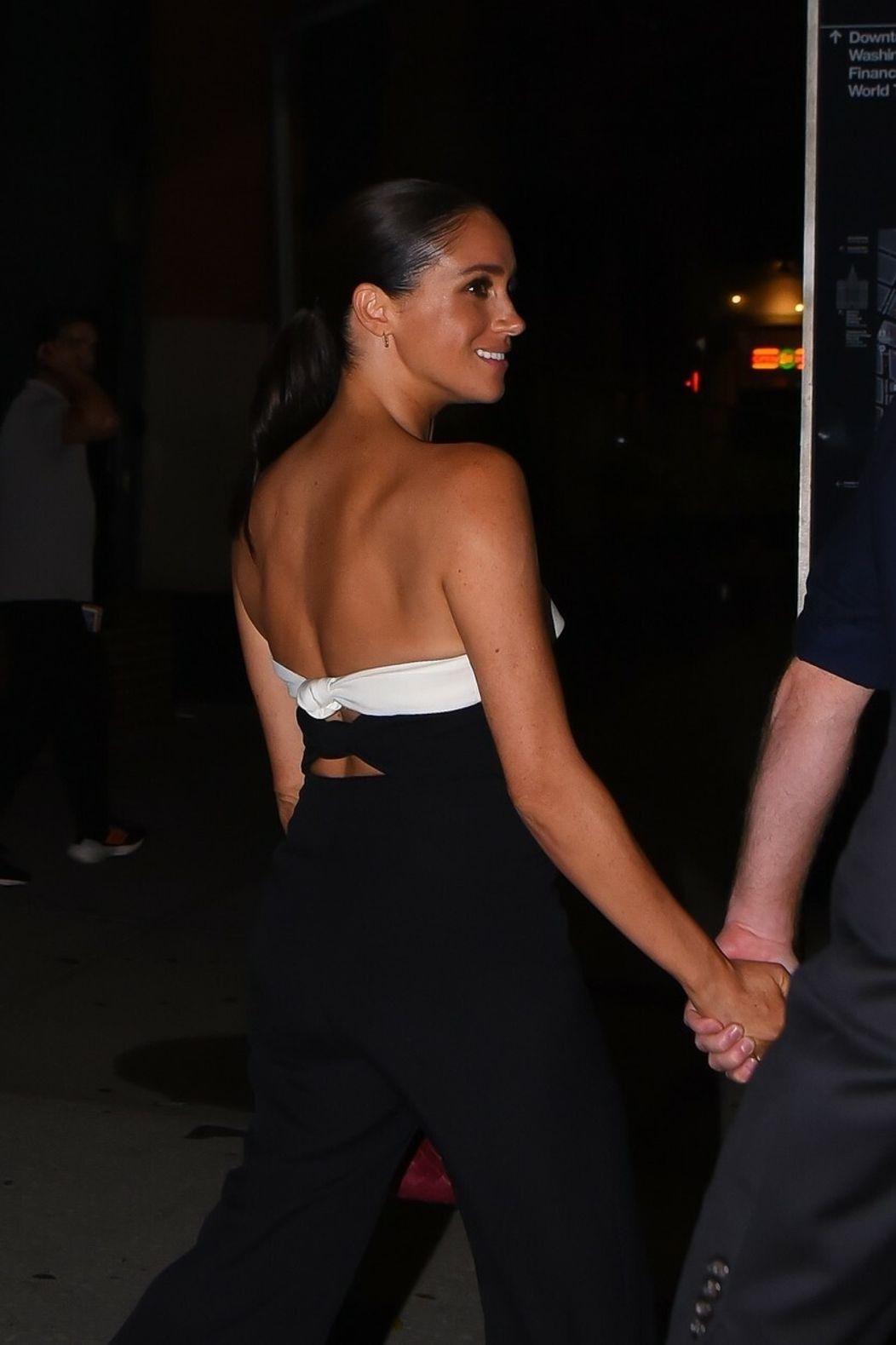 Meghan a Harry na večeri