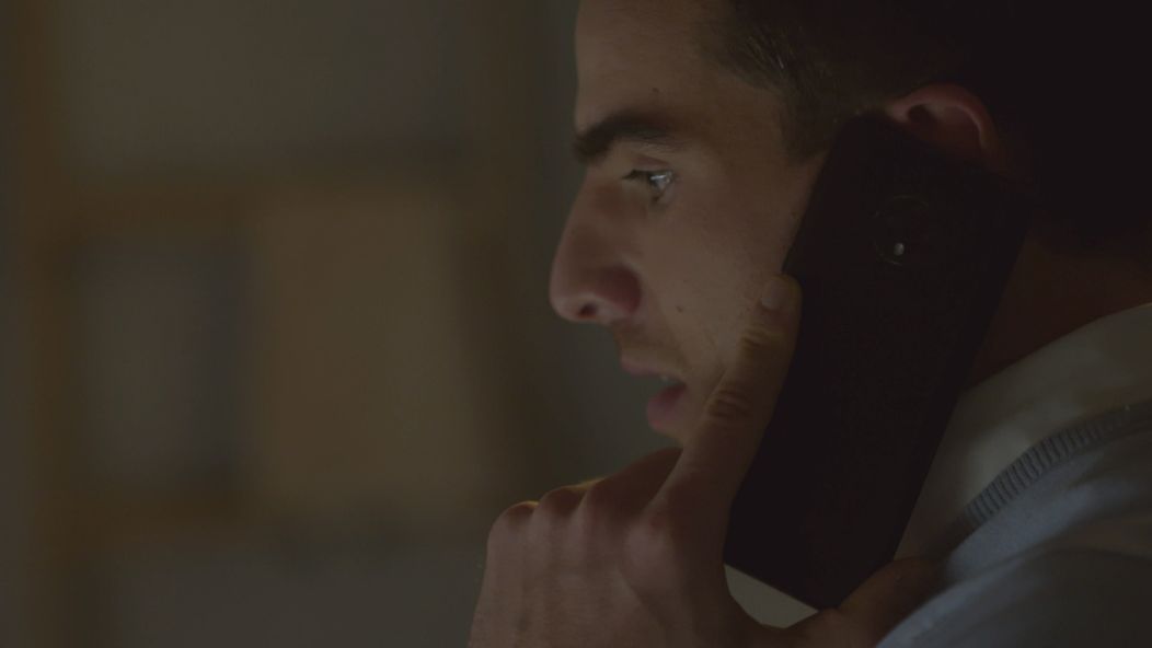 Martin (Adam Baryd) telefonuje s Luciou