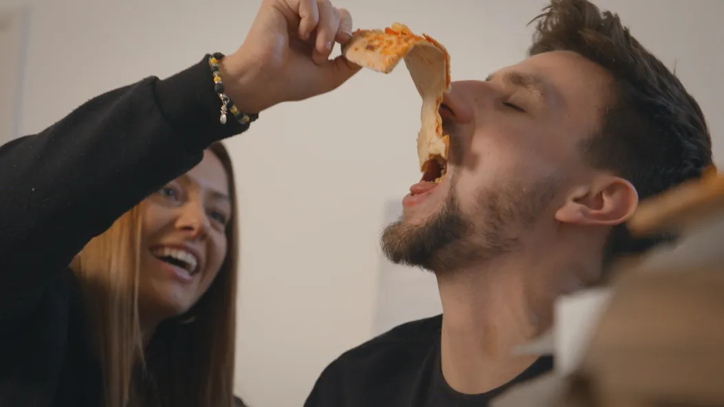 Hanka a Vašek si po návrate z ostrova naplánovali malú párty.